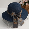 Dunkelblauer Strohhut mit breiter Krempe und grauem Band mit goldenen Schmetterlingen - M (56-58cm) / Marineblau