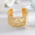 Opvallende gouden armband met gehamerde textuur en elegant ginkgoblad ontwerp voor dames - Gouden Brede Gehamerde Armband