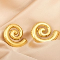 Vista macro di orecchini a lobo a spirale dorati lucidi su elegante seta champagne - Stile a Spirale