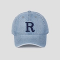 Gros plan sur la casquette de baseball en jean délavé avec lettre R brodée et visière courbée - Rose bonbon