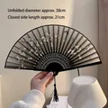Klassischer chinesischer Faltfächer in Schwarz mit Pflaumenblütenmuster und Quaste - Pflaumenblüte