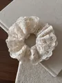 Coletero de encaje vintage francés en blanco roto con textura de bordado floral - 1# Scrunchie de encaje de 4 capas grande