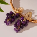 Dettaglio orecchini a clip a grappolo d'uva viola con foglie dorate e cristalli - Orecchini a clip / Clip per Orecchi Uva Viola