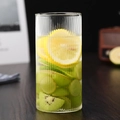 Vaso de vidrio de borosilicato con rayas verticales y bebida de limón y kiwi - 350ML Alto