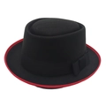 Cappello Pork Pie nero con bordo rosso e nastro decorativo visto da un'angolazione di 45° - Cappello con Nastro a Fiocco