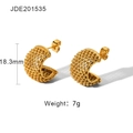 Detail of 18k gold mesh C-shaped earrings with 18.3mm height and 7g weight spec - JDE201535/C-Shape Mesh Earrings / Gold