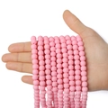 Perline rotonde rosa in argilla polimerica 8mm per gioielli fai da te tenute in mano - Rosa
