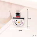 Detailweergave van de geëmailleerde sneeuwpop-hanger met afmetingen 2 cm hoog en 1,6 cm breed - Sneeuwpop (D2810) / Zilver