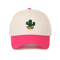 Détail de la broderie cactus vert sur une casquette de baseball beige et rose contrastée - Blanc cassé/Vieux rose