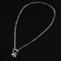 Collana a graffetta d'argento con ciondolo lettera K e perla su sfondo nero - Lettera K / Color Acciaio