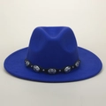 Dettaglio cappello fedora blu in feltro con fascia in pelle e borchie metalliche - Blu