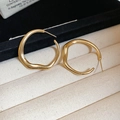 Vista macro de pendientes dorados minimalistas con textura de metal líquido en estuche - 43# Pendiente de plata de ley 925-Aro ondulado dorado