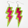 Dettaglio di orecchini a forma di fulmine con paillettes rosa e verdi e ganci - Rosa e Verde Glitter Fulmine