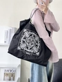 Schwarze Nylon-Tragetasche mit weißer Mandala-Stickerei und geflochtenen Trageriemen - M / Schwarz Cloisonné Lotus
