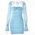 Detail van de lichtblauwe mini-jurk met geploofde stof en transparante trompetmouwen - L / Blauw