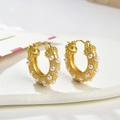 Orecchini a cerchio placcati in oro con perle bianche e trame di granulazione dettagliate - Cerchio di Perle Grande