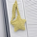 Détail du sac bandoulière étoile en peluche jaune avec texture douce et sangle assortie - Jaune
