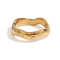 Unregelmäßiger Wellenring aus 18K vergoldetem Edelstahl mit gehämmertem Lava-Design - US 6 / Gold