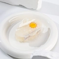 Détail d'une pince à cheveux en forme de nuage avec motif soleil sur fini blanc iridescent - Soleil 8cm