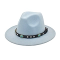 Détail du chapeau fedora bleu clair avec pierres turquoise et clous sur ruban noir - Bleu ciel