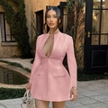 Chique roze nauwsluitende jurk met V-hals en lange mouwen met details van klepzakken - XS / Roze