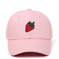 Gorra de béisbol de algodón rosa con bordado de fresa en una corona estructurada de seis paneles - Ajustable / Rosa