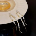 Elegante goldene lange Quastenohrringe mit Perlen und Strass auf einem weißen Keramikteller - Goldene Perle Perlenquaste (E0115)