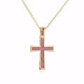 Dettaglio della collana a croce placcata oro 18K con vivaci zirconi rosa tondi - Zircone Rosa/Oro