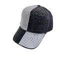 Detail der Baseballkappe mit schwarz-weißem Patchwork und funkelndem Strasssteinbesatz - Stoff-Stil / Schwarz Color Block
