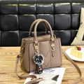 Taupefarbene Handtasche aus Leder mit V-Webstruktur und zweifarbigem Plüsch-Pelzanhänger - Khaki