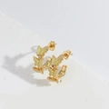 Pendientes de mariposa dorados minimalistas con esmalte verde claro sobre fondo blanco - Mariposa verde aro en C / Dorado/Verde claro