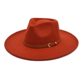 Dettaglio di un cappello fedora in lana arancione con cinturino marrone e fibbia oro - M (56-58cm) / Caramello