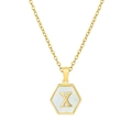 Macro de un colgante dorado hexagonal con base de nácar y una letra X de oro - Con cadena / Letra Blanca X