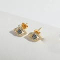 Détail de boucles d'oreilles œil protecteur en or avec zircons blancs et bleus - Œil de Zircon Bleu Roi