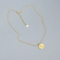 Elegante goldene Halskette aus Sterlingsilber mit rundem Anhänger und Schlangenmotiv-Gravur - Gold