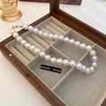 Collana di perle barocche con chiusura dorata in una scatola per gioielli in legno e lino - Stile Scatola Portagioie in Lino Con Perle Bianche