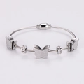 Detalle de pulsera de cable de acero plateado con cierre magnético y mariposas de circón - Color Acero