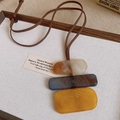 Collier géométrique en acrylique avec pendentifs marbrés ambre, bleu et jaune vif - Jaune-Bleu