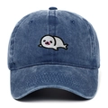 Gros plan de la broderie phoque sur une casquette de baseball en denim délavé bleu - Bleu Marine