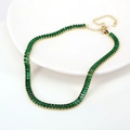 Detalle del collar tennis ajustable con circonitas verdes rectangulares en oro - Verde