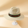 Chapeau Fedora en paille avec bande de strass rouge et vert sur support de présentation - Kaki