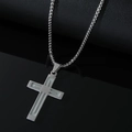 Collana con pendente a croce luminosa in acciaio inossidabile su superficie scura riflettente - Catena da basket / Argento