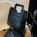 Minimalistische schwarze PU-Leder Shopper Tasche mit quadratischem Hohlgriff - Schwarz