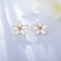 Elegant five-petal flower stud earrings in gold and white enamel on silk background - 925 Silver / Gold