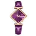 Vue détaillée d'une montre femme avec bracelet cuir violet et cadran violet en forme de losange - Montre Violette