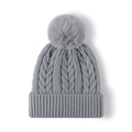Gorro de punto de ochos gris con pompón suave para mantenerse abrigada en invierno - Gris Azulado