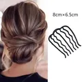 Macrodetail van de 8x6,5cm zwarte golvende haarkam voor elegante knotstyling - Kleine 7-Tands