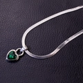 Collana a catena serpente d'argento con pendente a cuore in cristallo verde smeraldo su pelle - Collana a Cuore Verde
