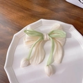Elegante elastico per capelli con fiocco a tulipano crema e verde su vassoio - Fermaglio per capelli beige perlato