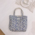 Dettaglio della borsa tote in tela a fiori blu con etichetta semplice e margherite - Blu Klein Floreale